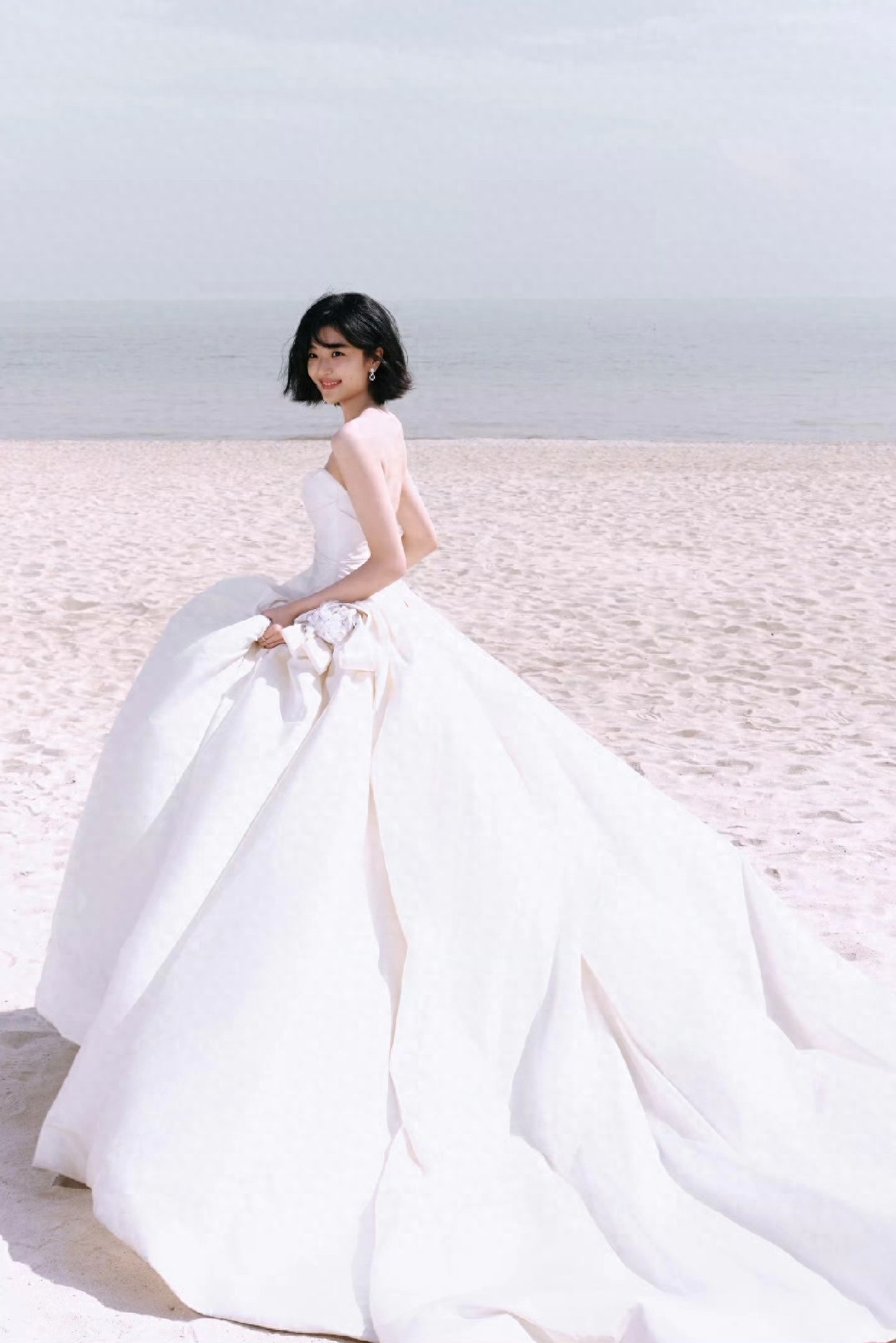 孙千穿搭氛围感拉满，从海边白纱到都市西装，风格切换自如又高级