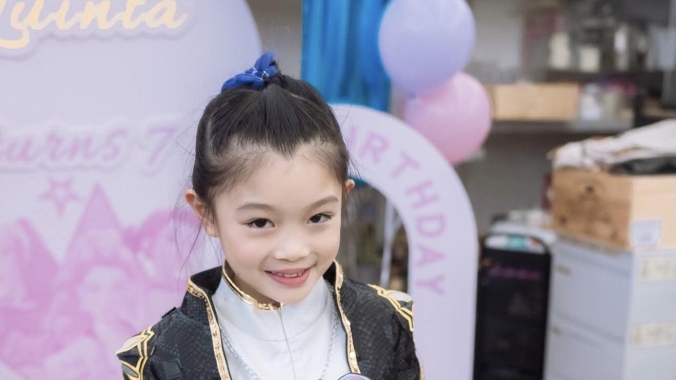 TVB视帝自曝终于有戏拍！携妻为女儿庆生，7岁小家伙精灵可爱