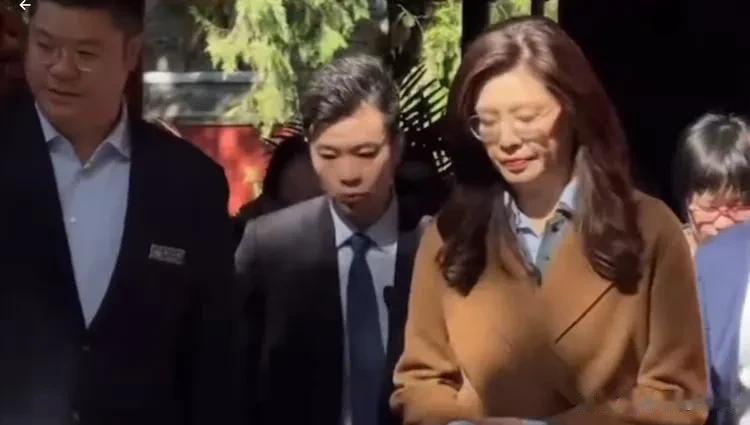 郑丽文到北京碧云寺！穿咖色风衣与蓝牛仔裤很减龄，还松弛感满满