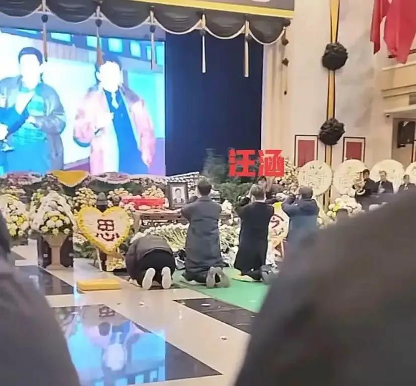 魏文彬追悼会！维嘉低调现身，汪涵留到最后，百人磕头送别太震撼