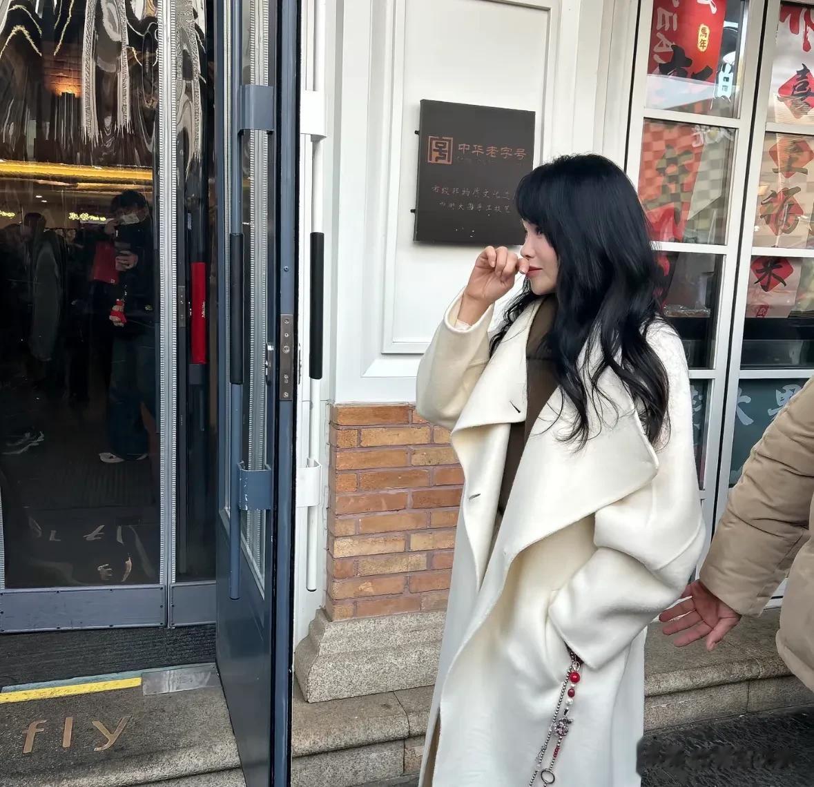 伊能静在沈阳翻车？大衣吊牌没剪就出门，路人镜头下老态藏不住了