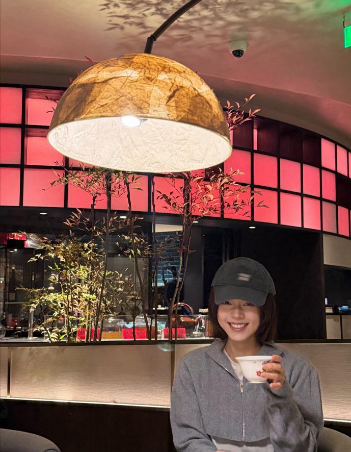 赵今麦换新造型美到封神！灰色短外套搭牛仔裤好元气，戴眼镜好酷