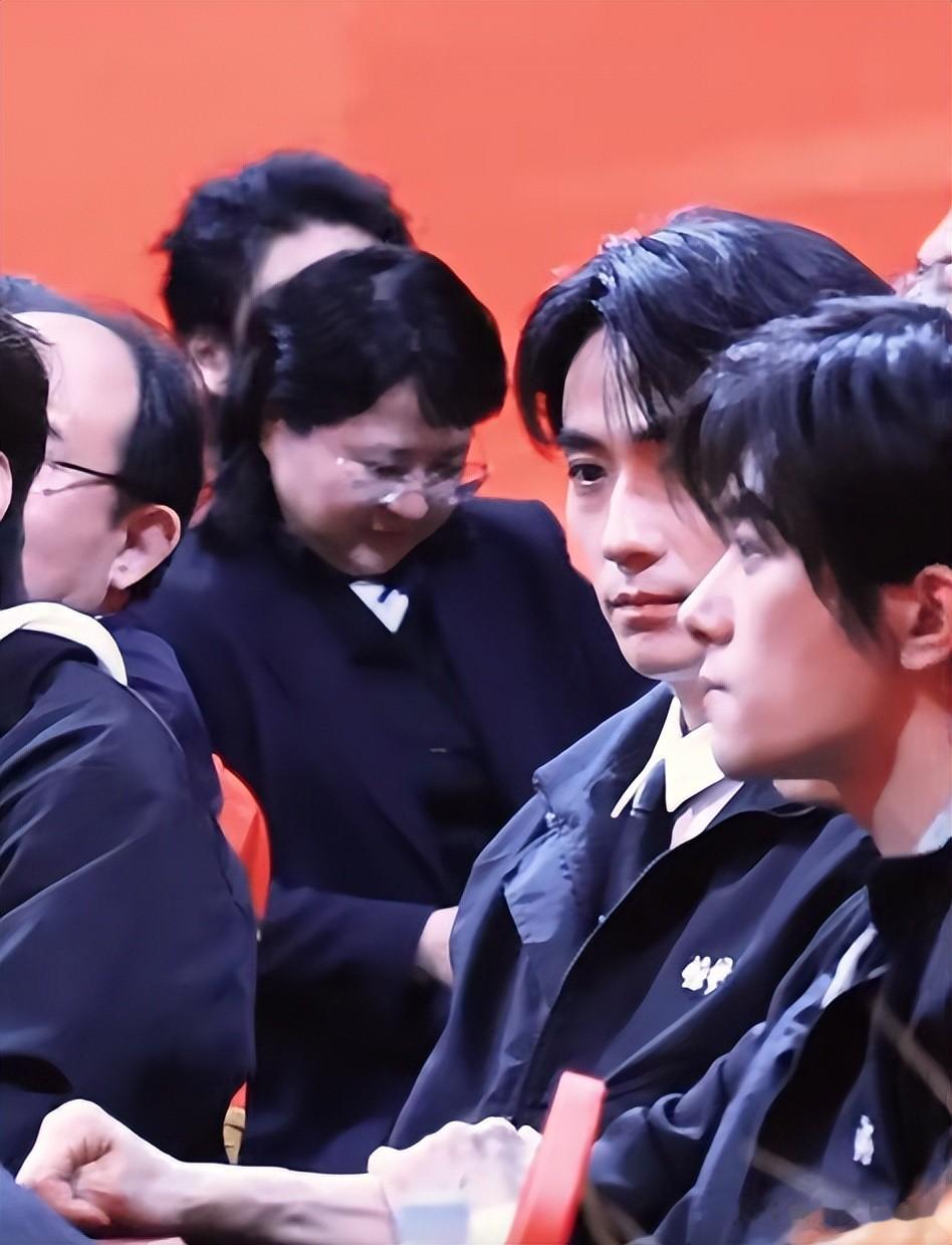 电影嘉年华：成龙找李、袁热聊，吴京挤开谢霆锋猛拍照，于适硬凑