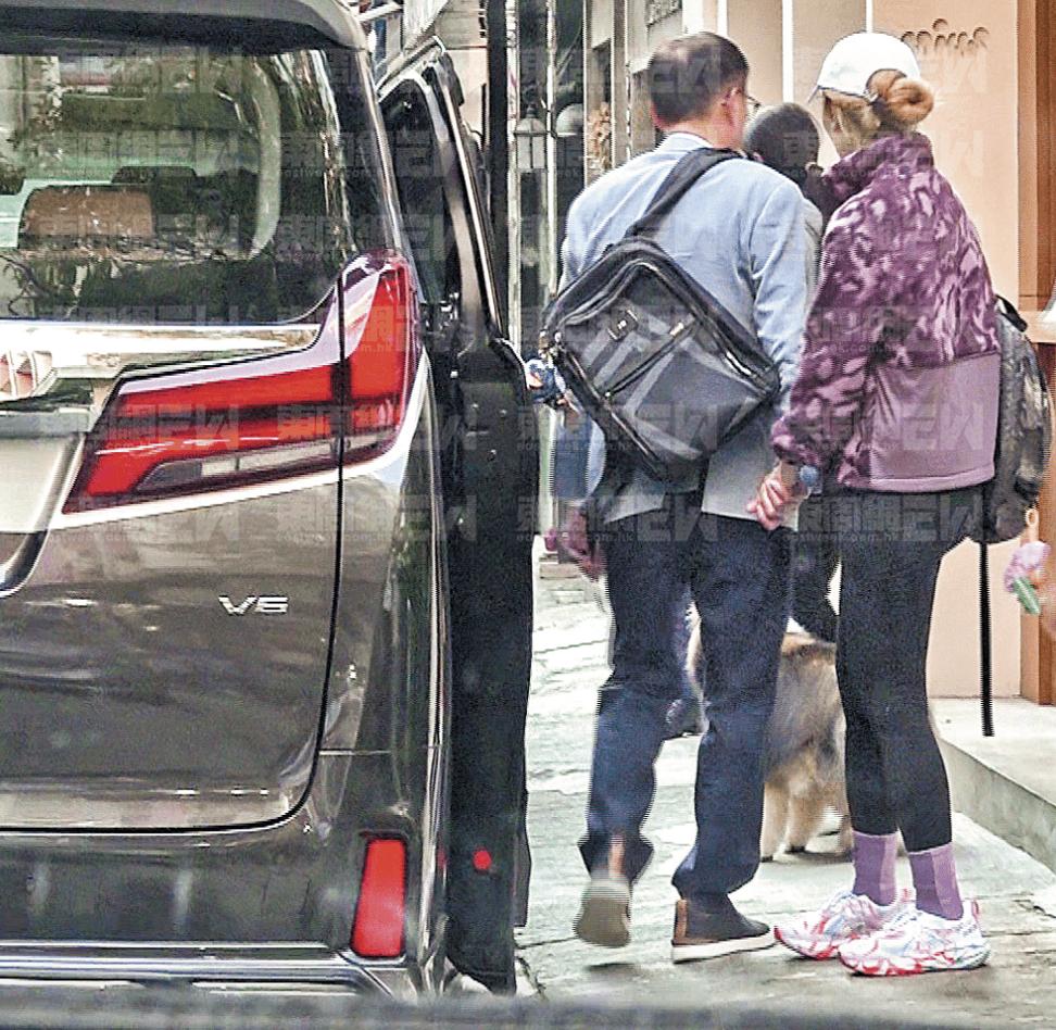 许晋亨在街头餐厅为李嘉欣等位，李嘉欣姗姗来迟，结婚18年仍恩爱