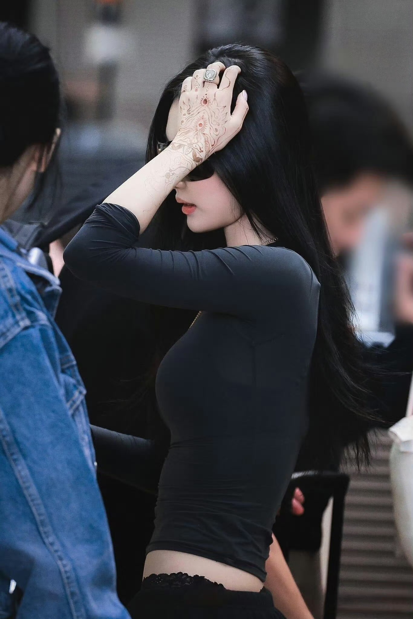 宁艺卓 这一身又酷又显身材 太火辣了！不过手上的纹身有点不习惯