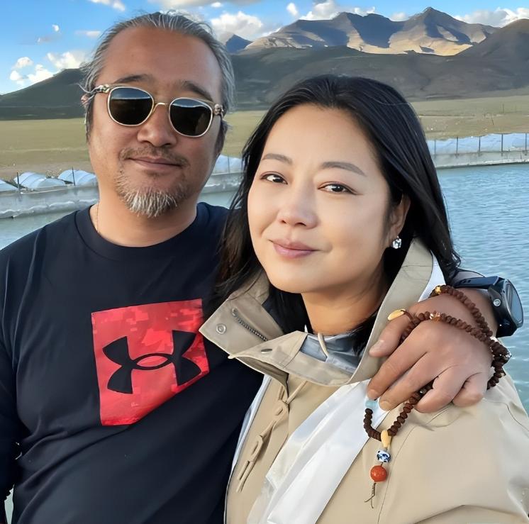 55岁王茜华现状：为小丈夫高龄生子，身材走样，参加婚礼无人识！