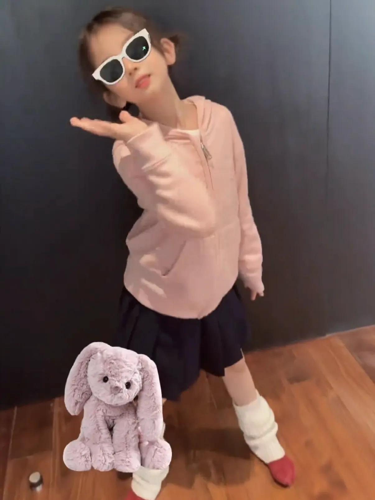 方媛晒大女儿跳女团舞,8岁郭咏希继承郭富城舞蹈天赋,有模有样