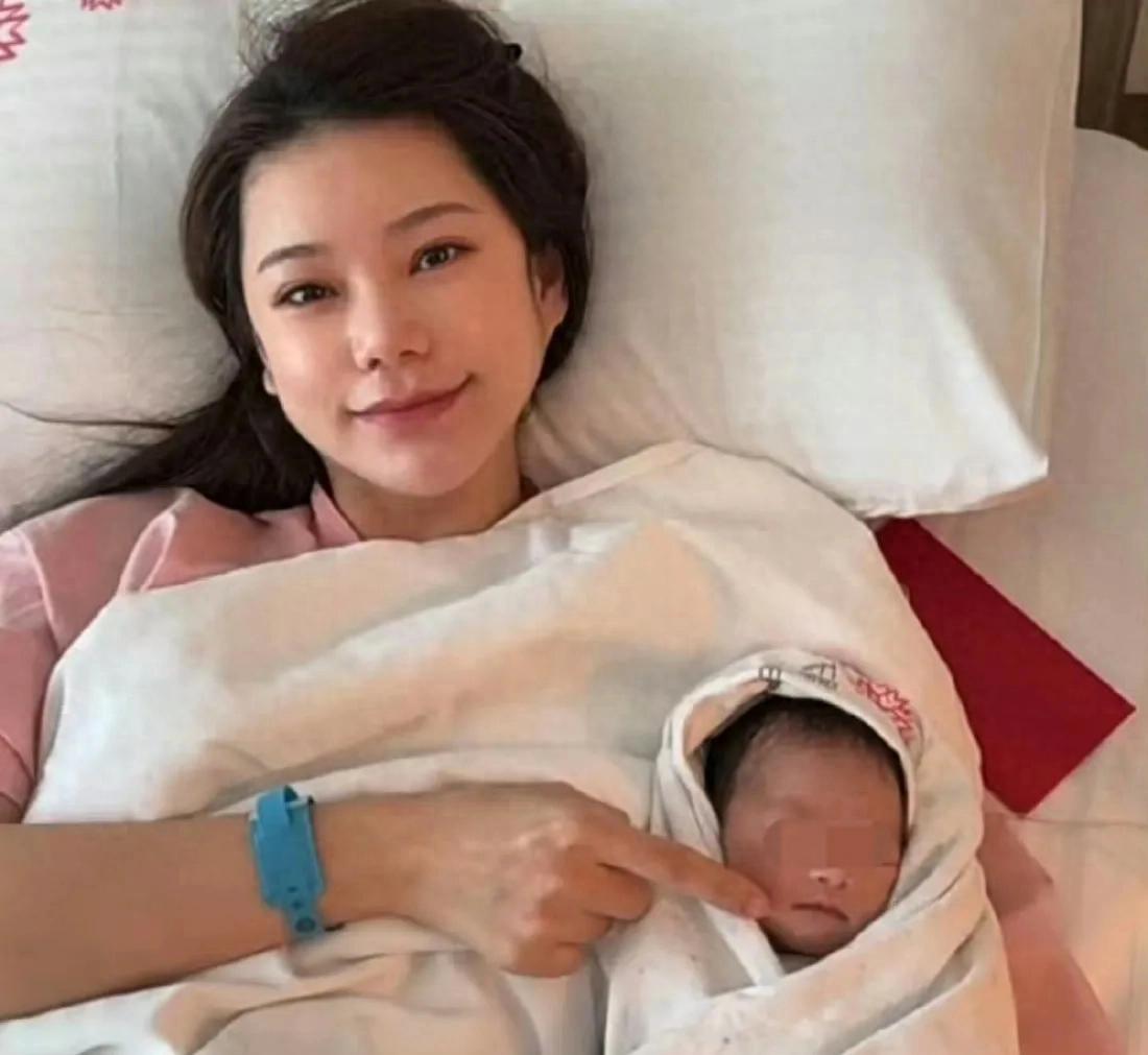 恭喜!44岁汪小菲官宣马筱梅产子,小家伙颜值高,张兰笑容满面