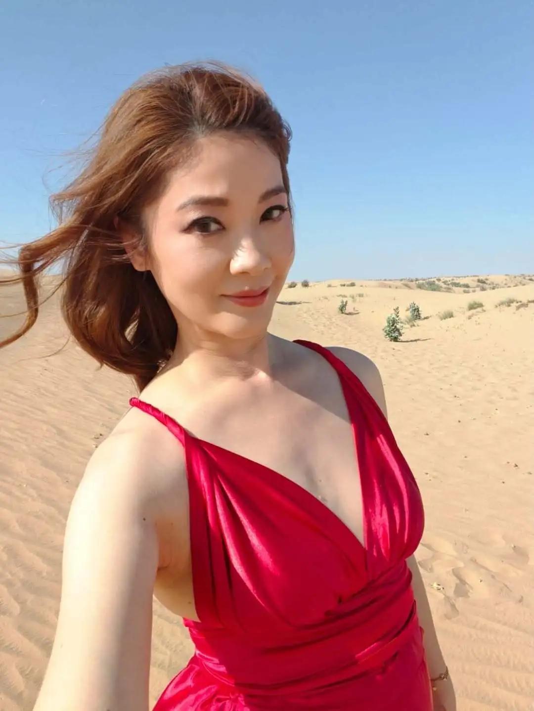 前港姐冠军与老公杜拜旅行晒靓相，25岁大仔国际比赛夺冠再创高峰