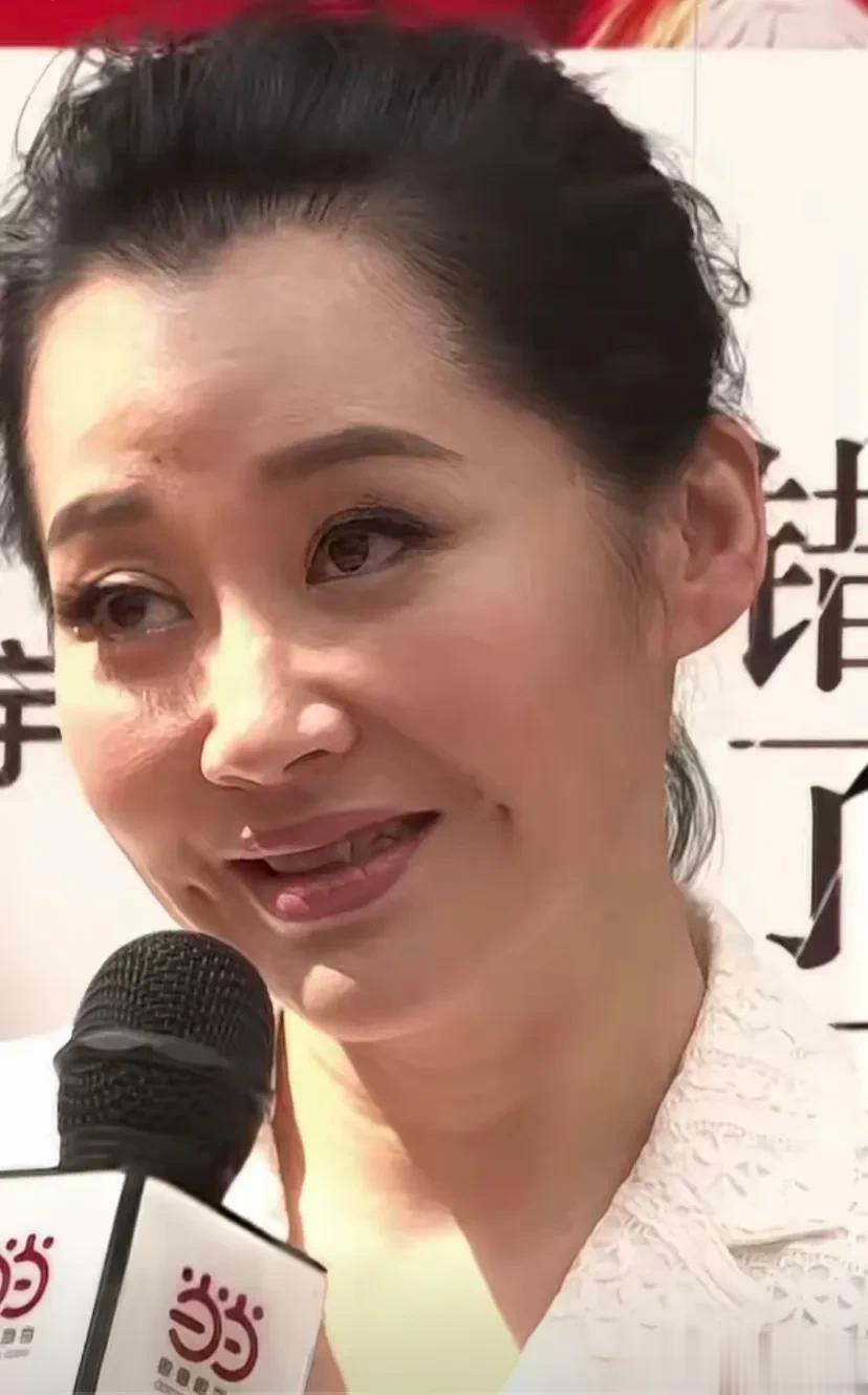 56岁许晴，无美颜无滤镜的状态，俩酒窝真的好美，不愧是第一美女