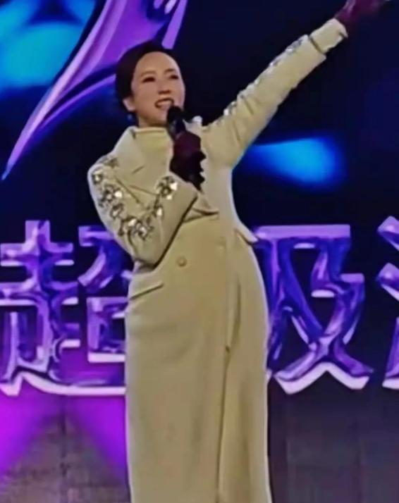 李思思现身河北县城商演，穿搭臃肿气质全无，央视名嘴落差太扎心