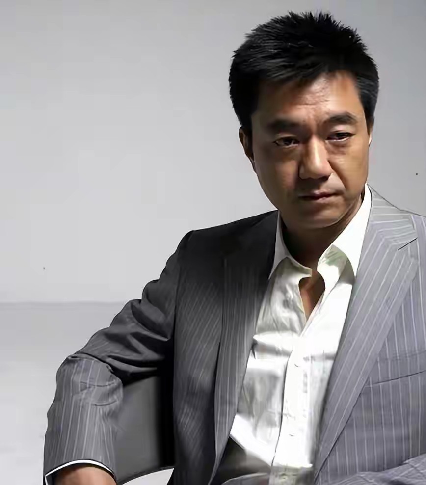 演员董勇离婚后坚决不再婚，却在45岁被嫂子”逼迫”相亲娶娇妻