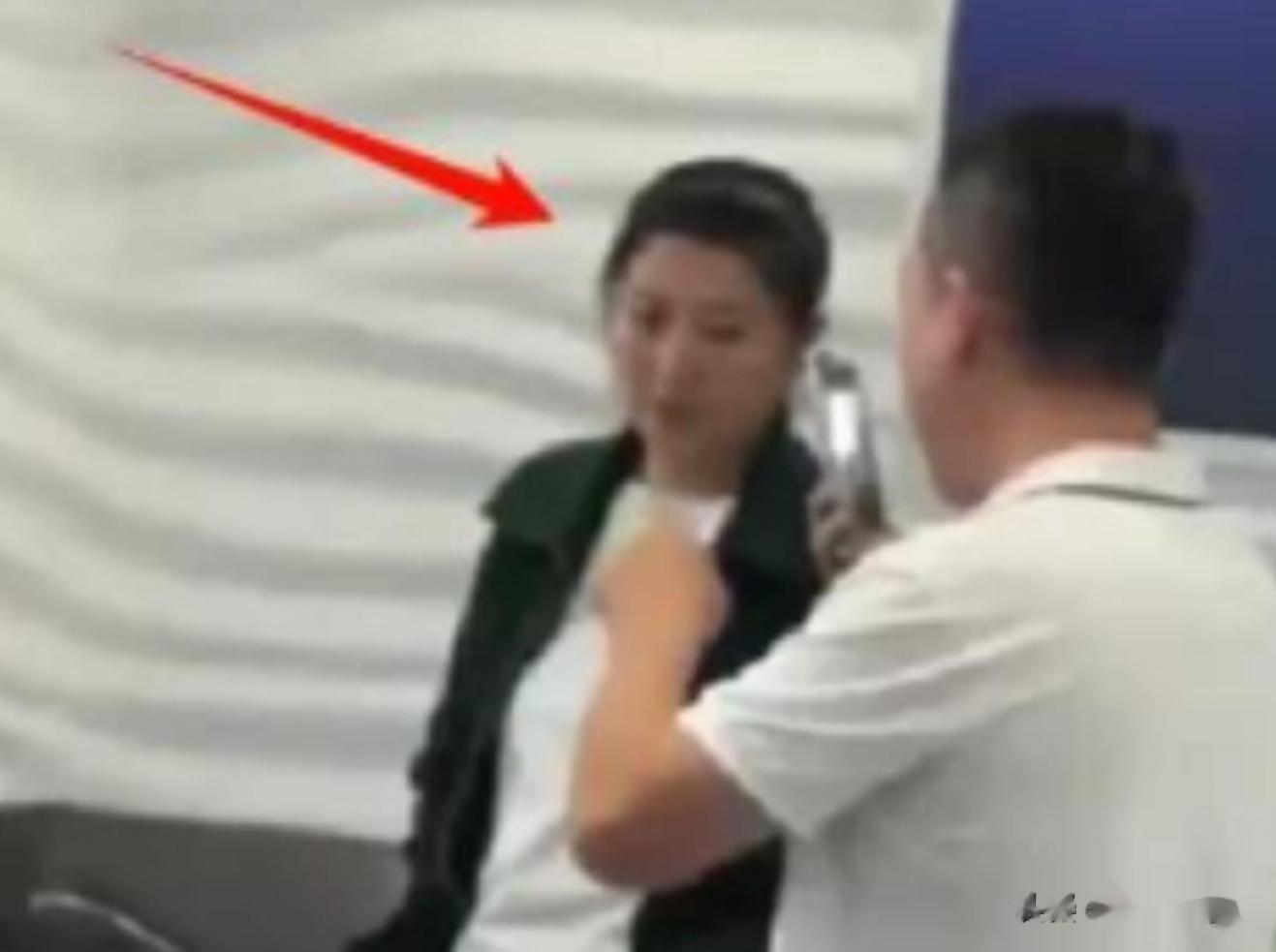 闫学晶风波后首现身!穿着朴素满脸不屑,戴墨镜悠闲逛土特产店