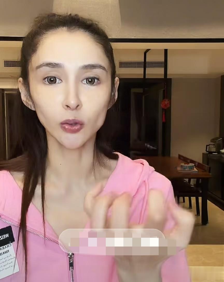 演员李心艾瘦到皮包骨，模样变化大到认不出，看着比实际年龄大些