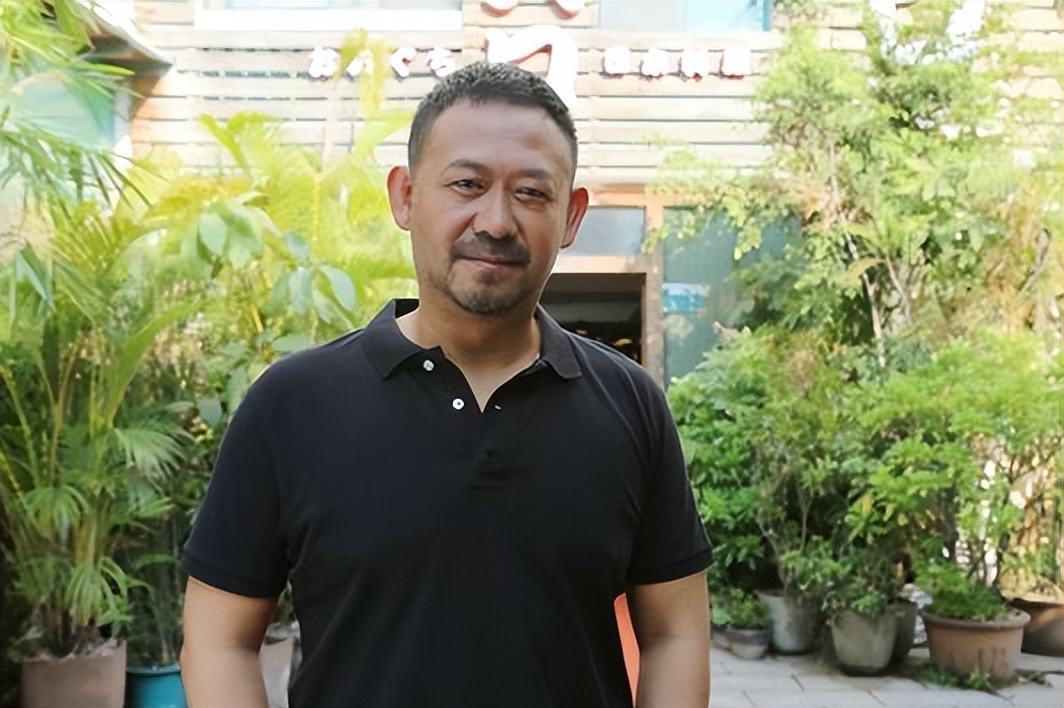 姜武一家住北京四合院豪气，和儿子一起挂灯笼，妻子女儿出镜漂亮