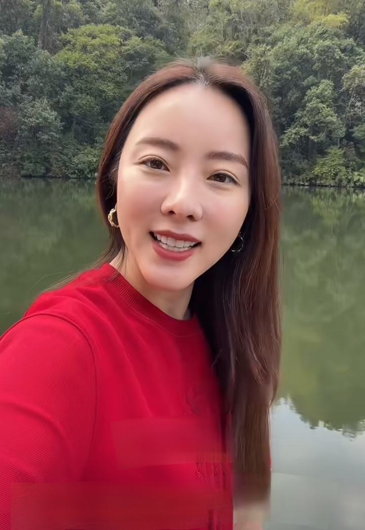 李思思初五迎财，红色针织衫配长发，知性又优雅
