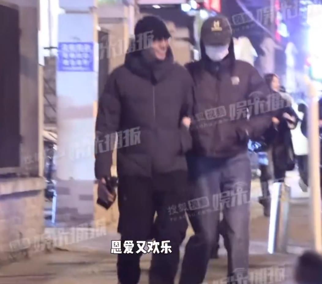 陈伟霆何穗官宣生子后首同框，深夜漫步街头，紧紧依偎有说有笑