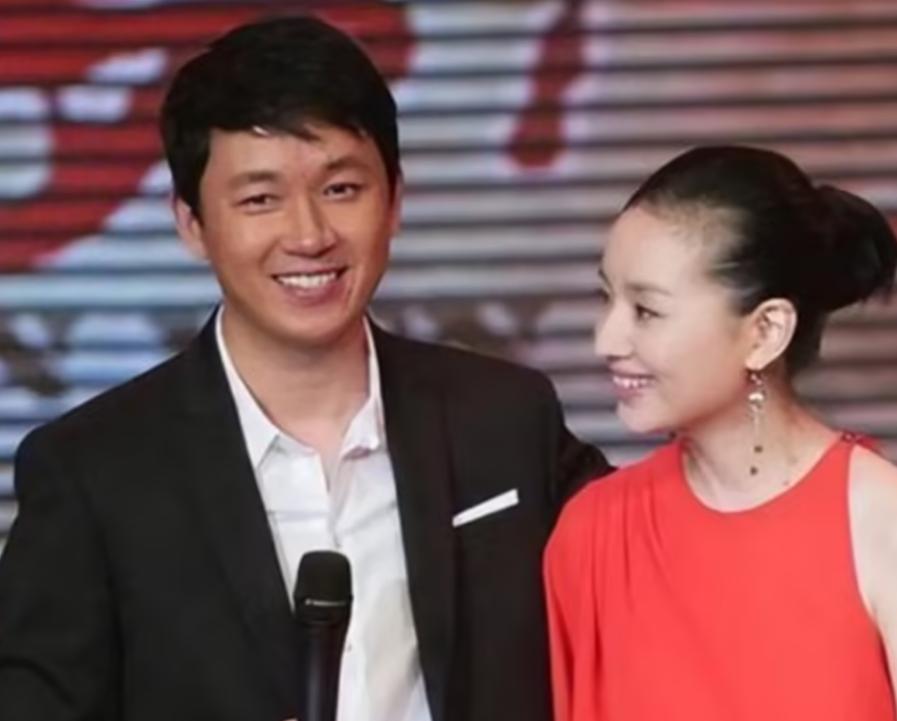 离婚14年后，董洁终于低头认错？潘粤明8字回应撕下她仅剩的体面