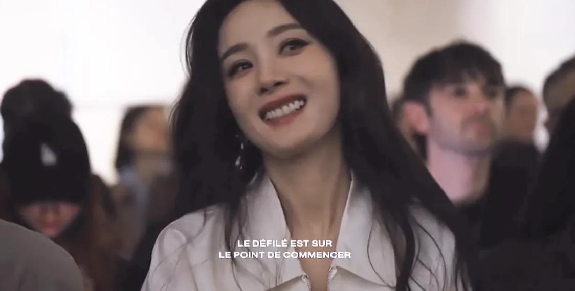 Prada这夜，谷爱凌空降秀场，她和杨幂牵手聊天，刘雯连换4个Look