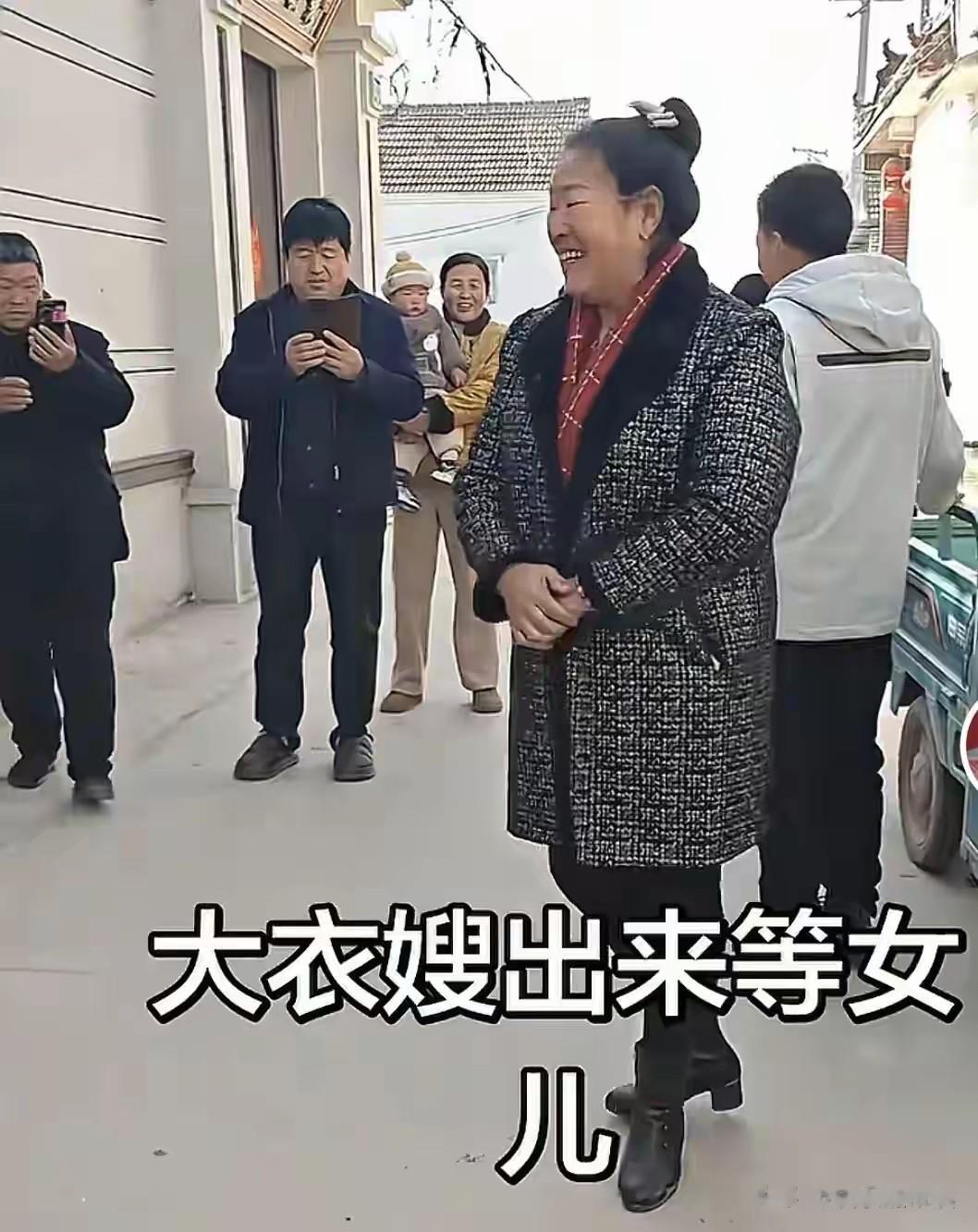 大衣哥女婿上门拜年，脸上没笑容与朱雪梅保持距离，没带礼品
