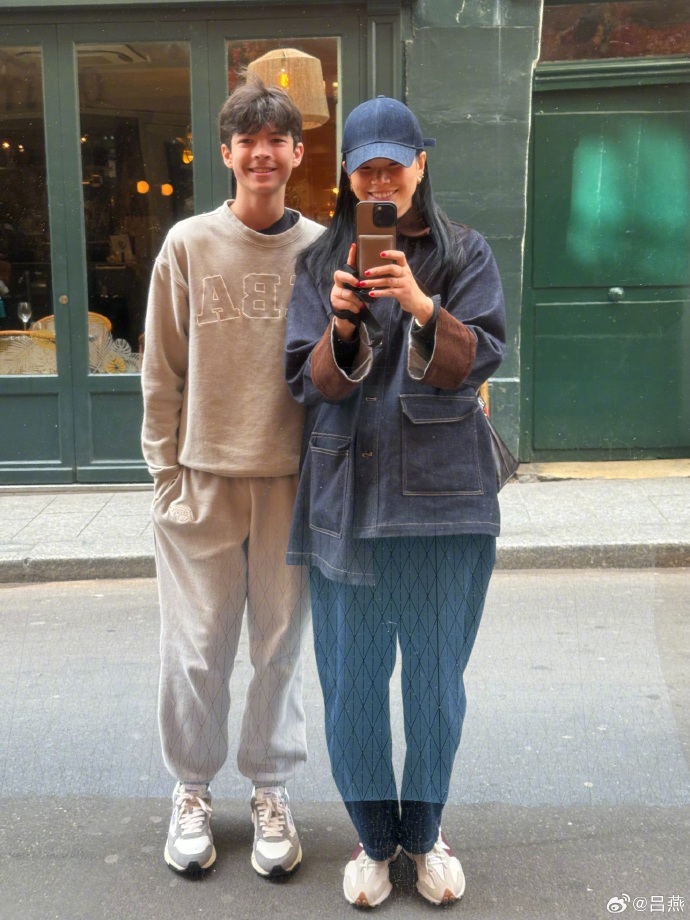 吕燕晒母子同框合照，叹混血帅儿已高自己一大截，14岁小鲍像爸爸