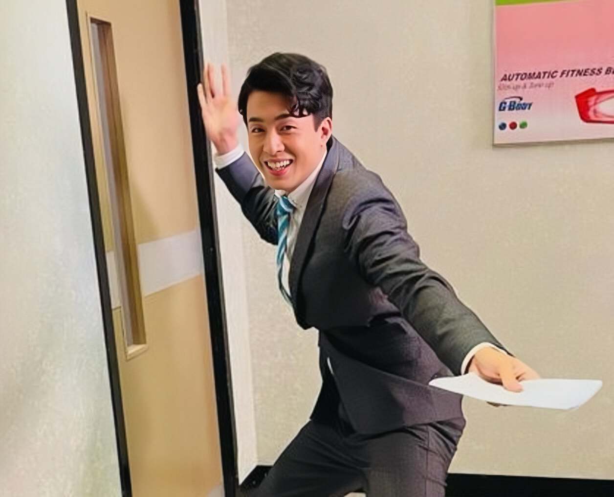 又走一个？TVB知名男星突然被踢出剧组，传今年将约满离巢