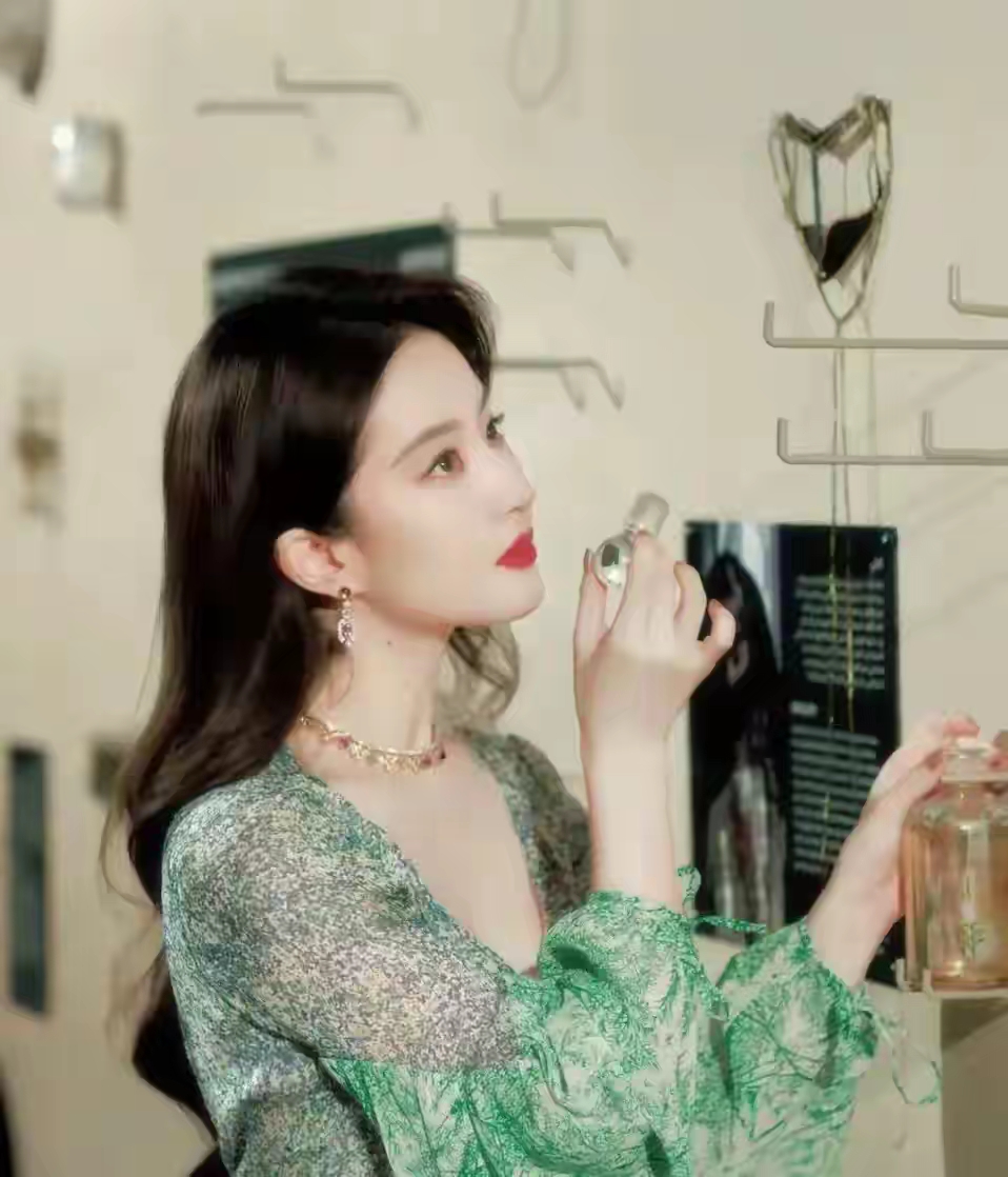 刘亦菲留气质“大波浪”,身穿一袭绿色连衣裙尽显时尚高级感