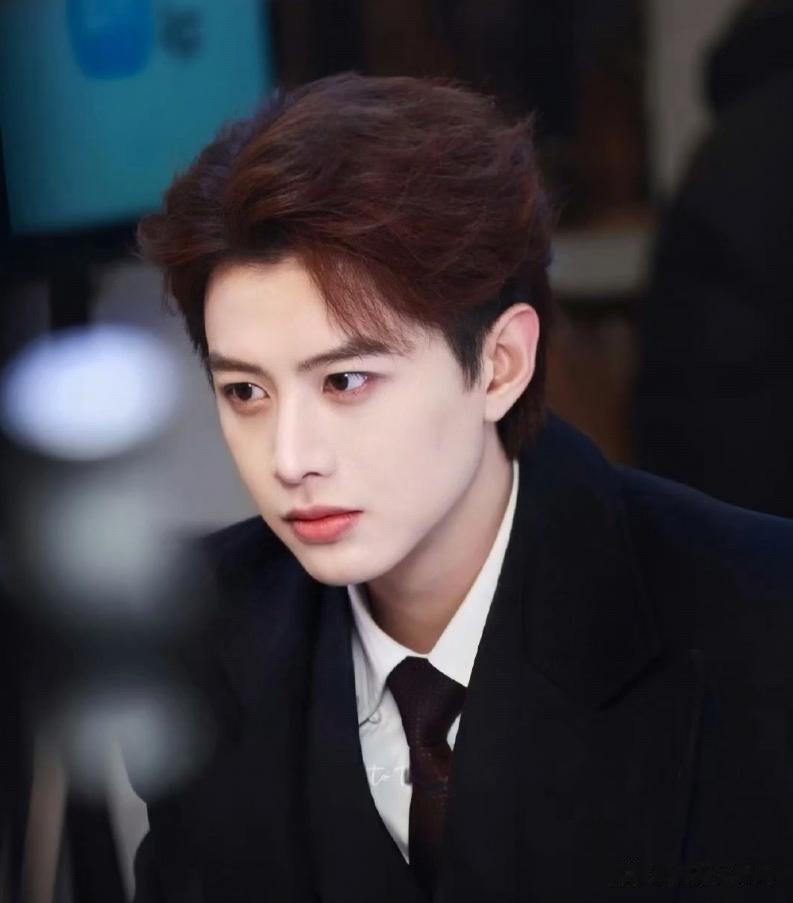 他是高铁售票员，辞职当演员，1年成短剧顶流，却因一事一夜塌房