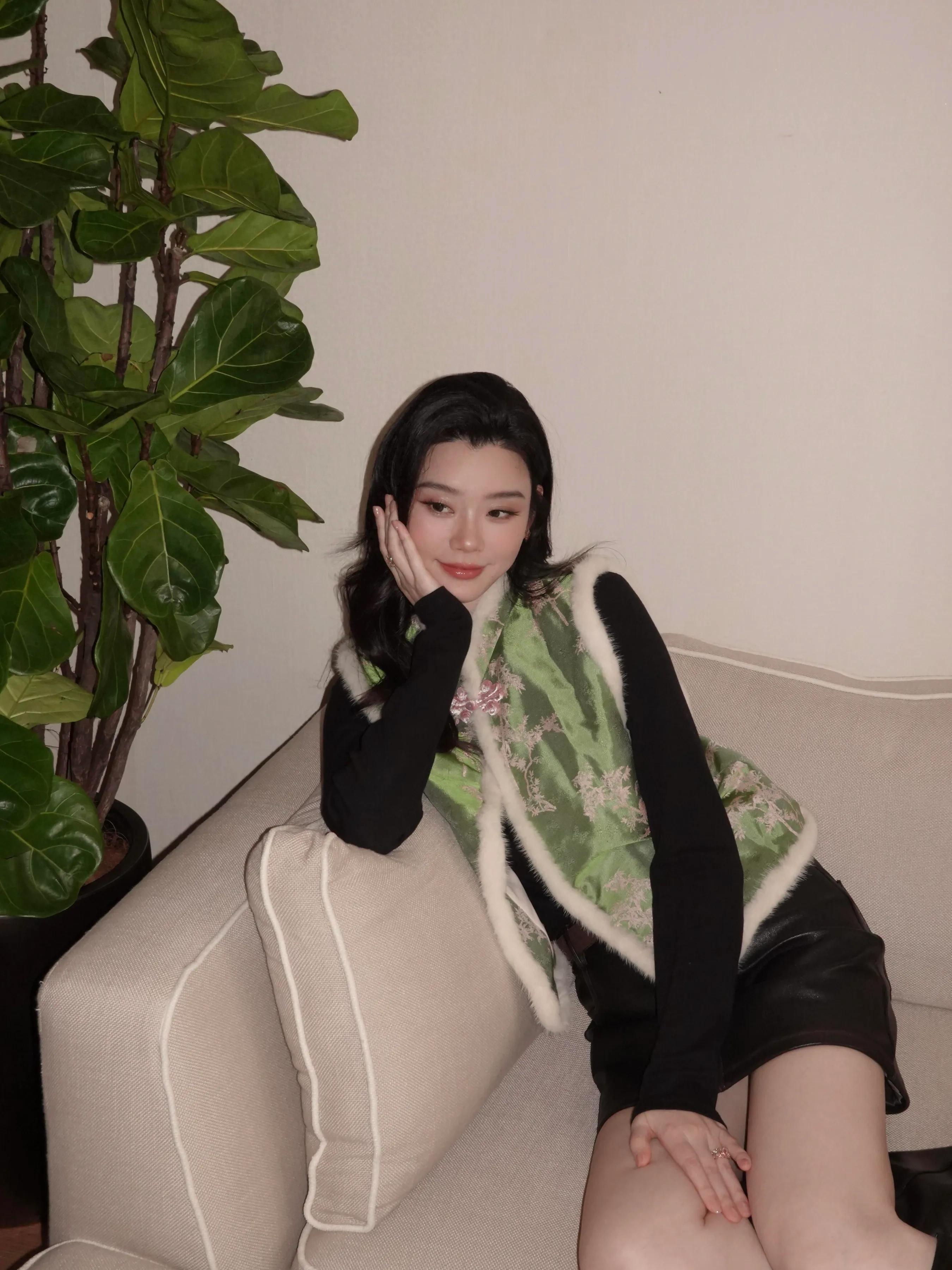 奚梦瑶穿汝窑绿新中式马甲很美，她把欧时力穿出顶奢感！