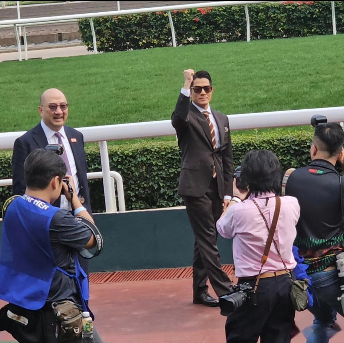 61岁郭富城春晚后苍老一圈！赛马会怼脸拍显疲惫，颈纹褶子藏不住