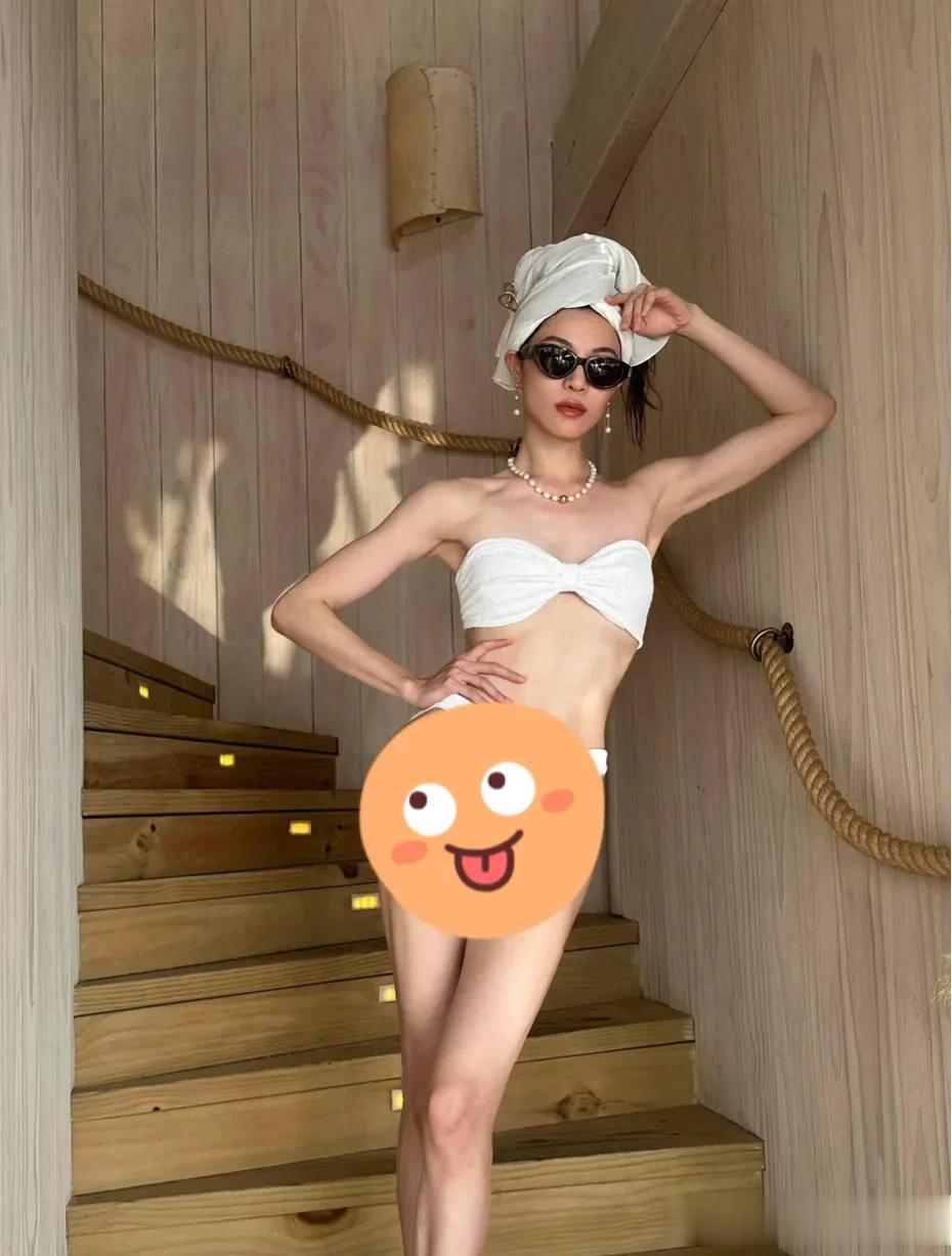 金晨对镜自拍晒腹肌，瘦是瘦但一身腱子肉，女明星是真的很自律啊