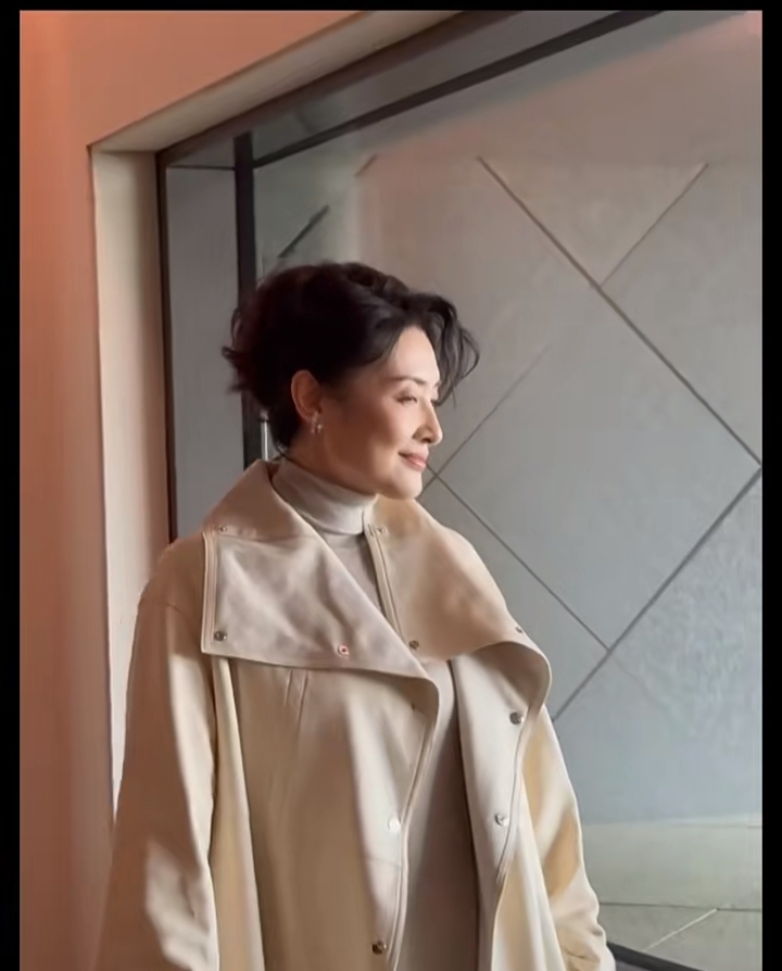 周涛现身线下活动，浅米色风衣搭盘发，从容优雅自带柔光