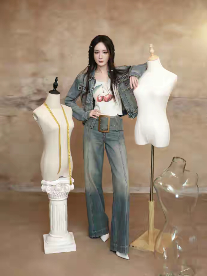 杨幂穿着白色细高跟搭配牛仔套装，又野又温柔的