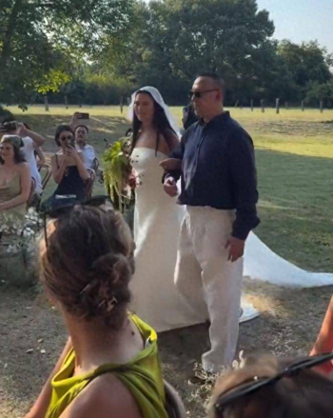 原来她是姜文前妻，离婚后回法国生活，如今女儿也在法国成家立业