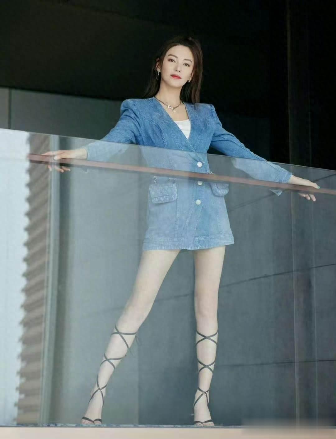 张雨绮绑带高跟鞋