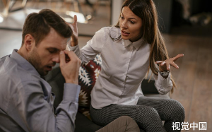 她每月八千工资要给七千家里，还要替弟弟还20万赌债；她不愿意，母亲上门怒骂，幸好男友在线霸气护妻