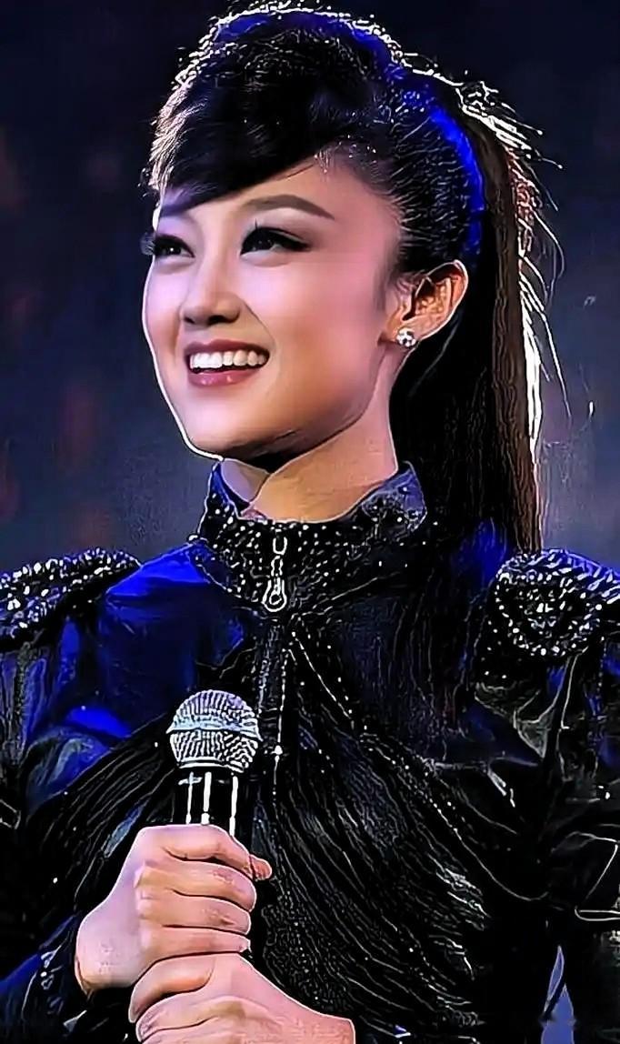 王小玮露面引热议，玖月奇迹离婚6年后，两人差距一目了然