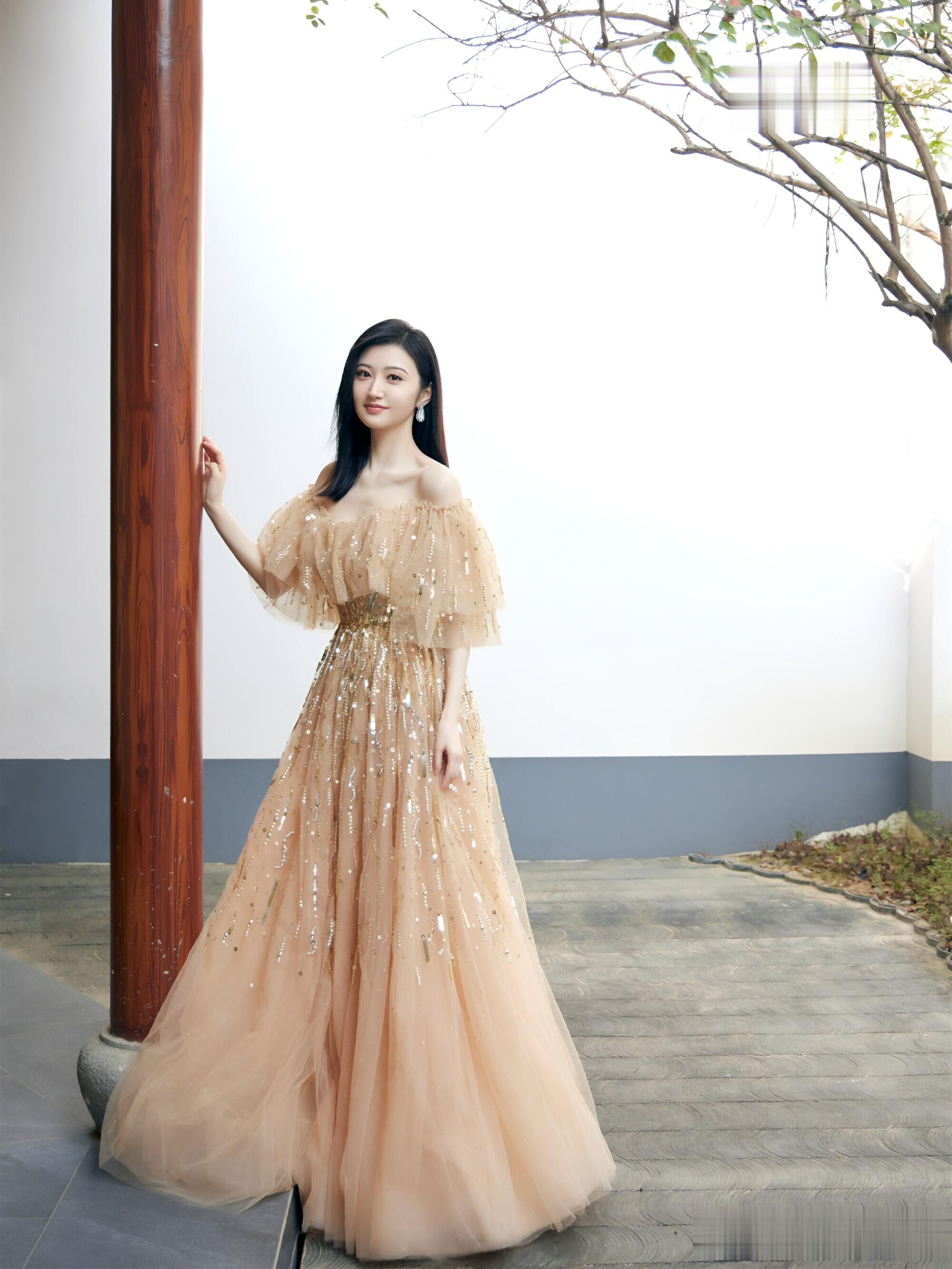 贵气值拉满!景甜一袭金纱裙美成豪门千金,自带万千风华
