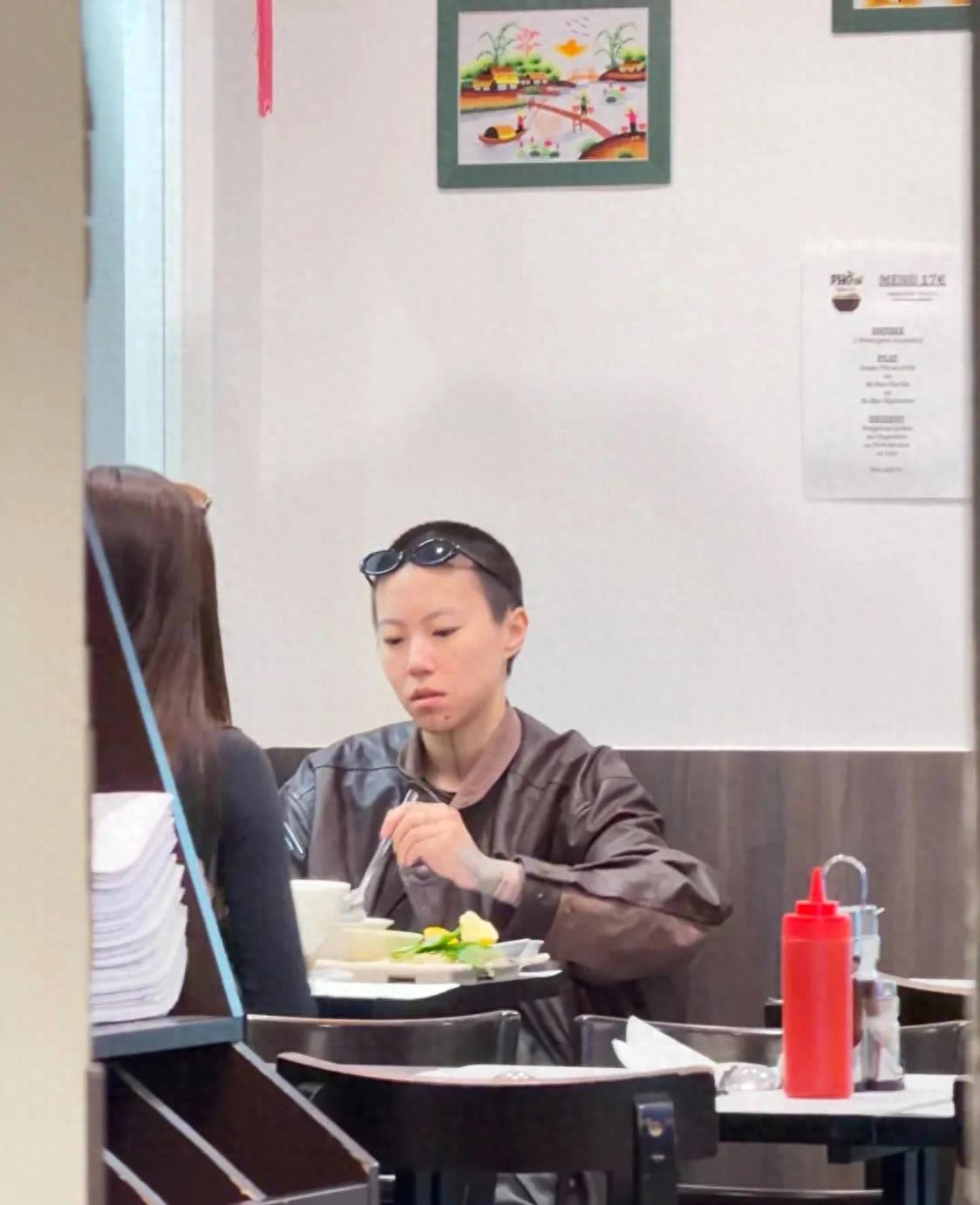 窦靖童在巴黎吃越南菜，她剃了短发很帅，她对面坐着的疑似宋妍霏