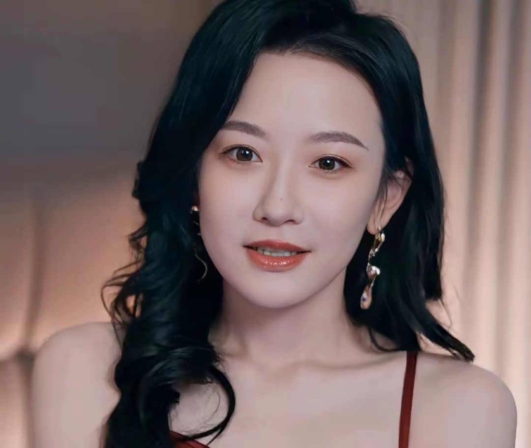 这竟是同一个人！当短剧女演员真实颜值曝光，离开滤镜后判若两人