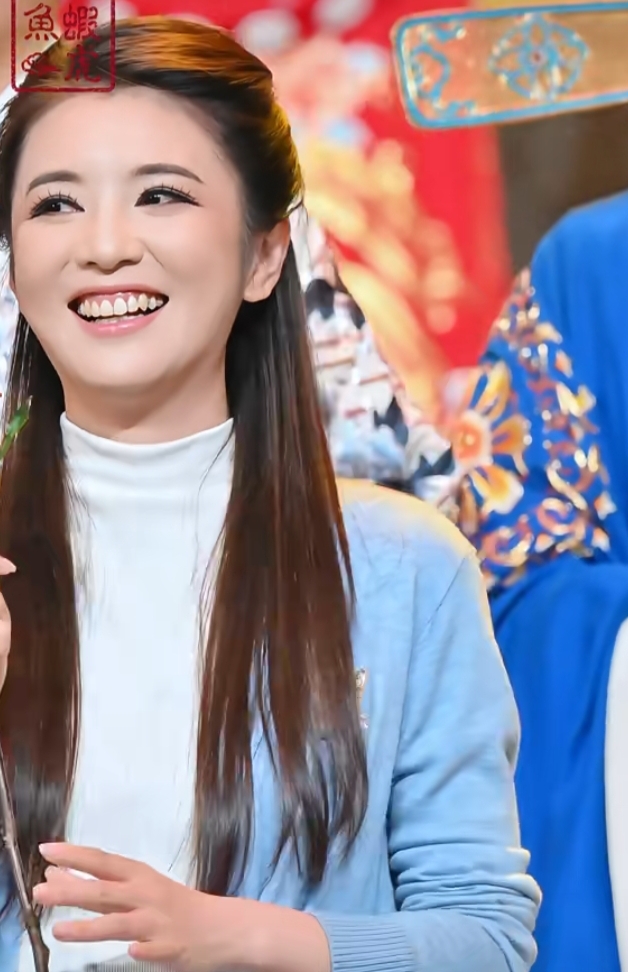 被李云霄的笑容治愈了，蓝衫长发，玫瑰配搭尽显甜妹气质