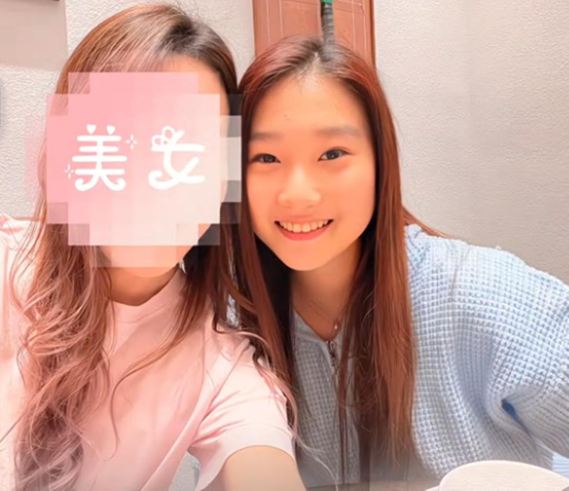 马伊琍俩女儿现身爸爸饭馆,文章全程陪伴,爱马化妆遮不住脸上痘