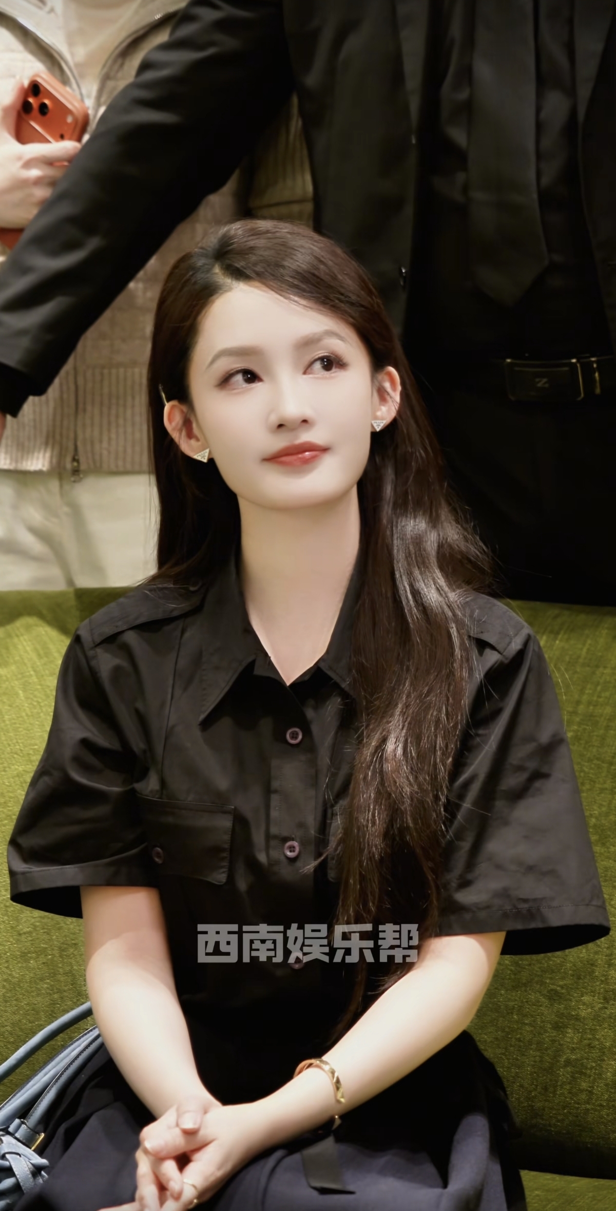 腿好细脸好小！李沁出席线下活动，黑色长发搭配黑裙，美神降临