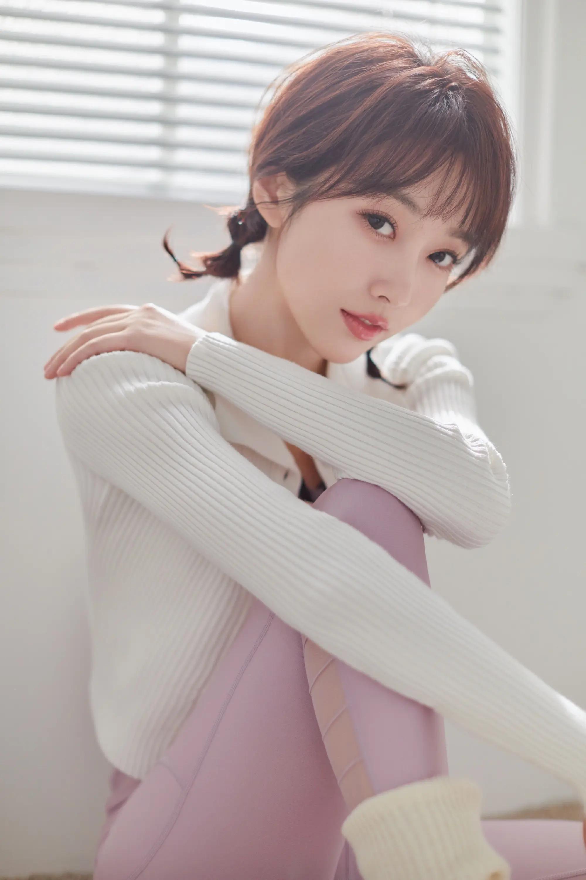 居家粉色瑜伽运动服饰的宣璐，少女感满满