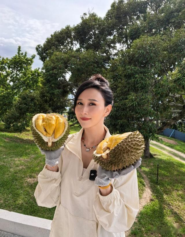 48岁胡静回云南娘家被偶遇！生图脸部馒化明显，未见富豪老公陪同