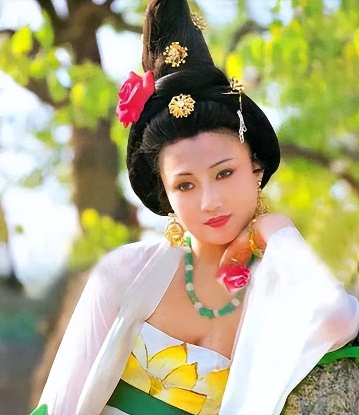 林芳兵北京电影节上引热议！在剧组差点离世，丈夫儿子是她的骄傲