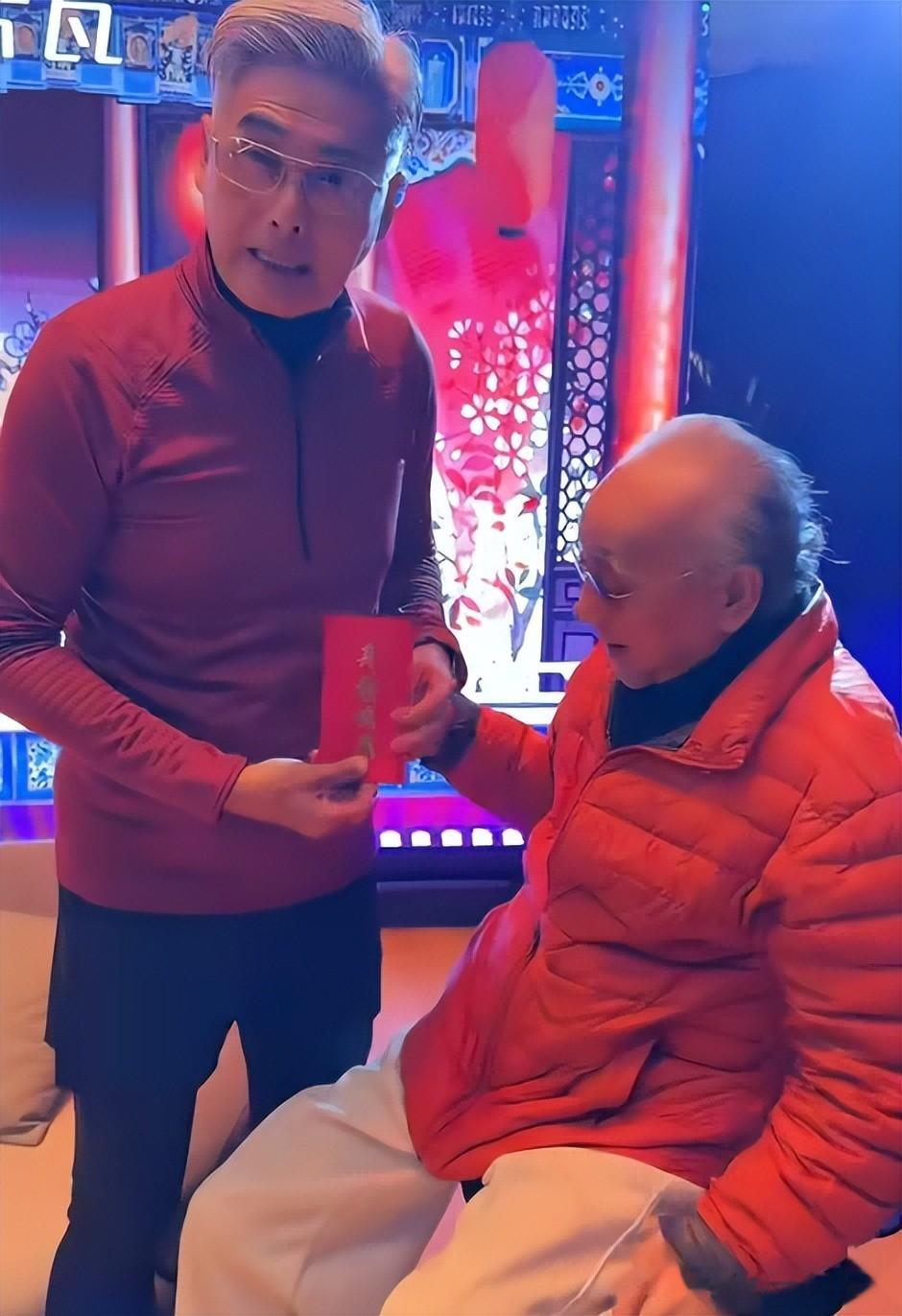 83岁卢海鹏开演唱会，上台颤颤巍巍要人扶，和小8岁陈百祥像父子