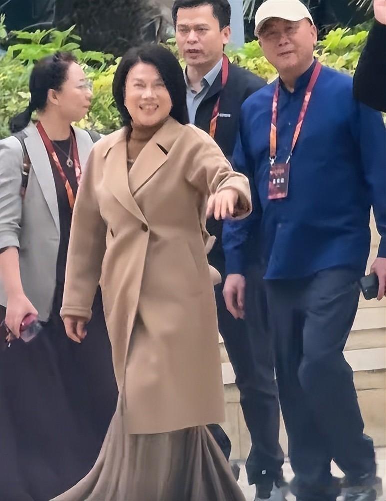 72岁董明珠亮相红毯，裹得严严实实，也比精心打扮的女星都好看