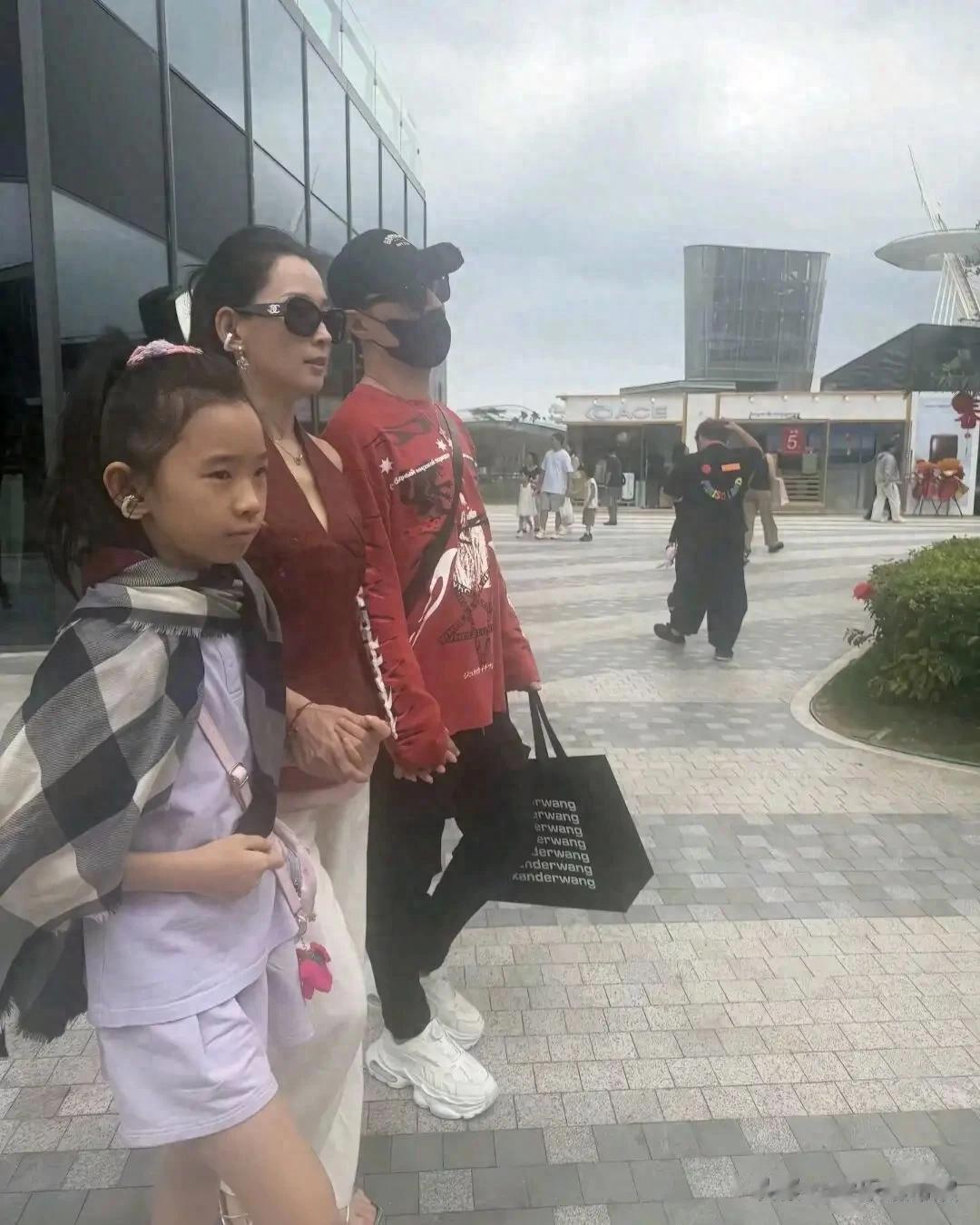 汪峰好宠森林北，带母女俩逛街三人手牵手画面温馨，醒醒没去