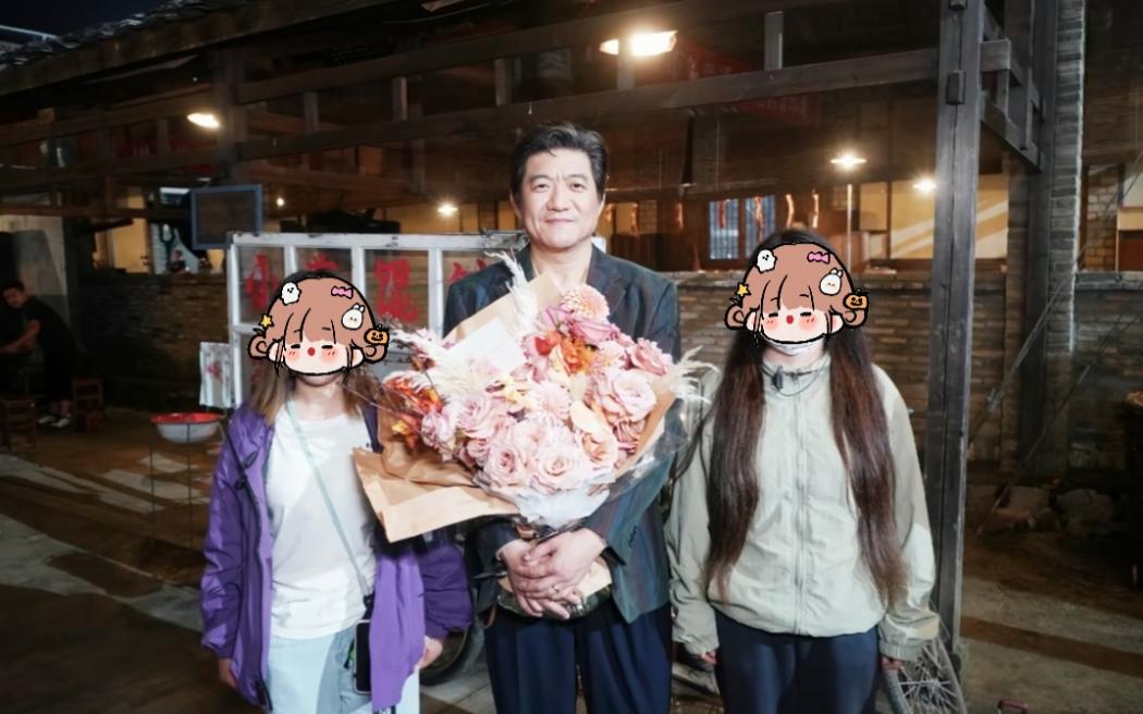 《小城大事》杀青朱媛媛合影!怕明天没精力咳嗽厉害,辛柏青陪着